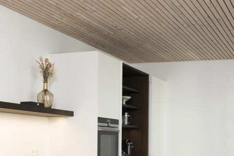 Douglas plafondbekleding in keuken