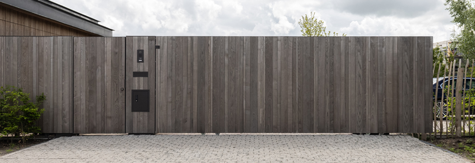 Houten schuifpoort in thermisch essen Plus line QC