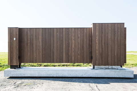 Houten poort op betonblok