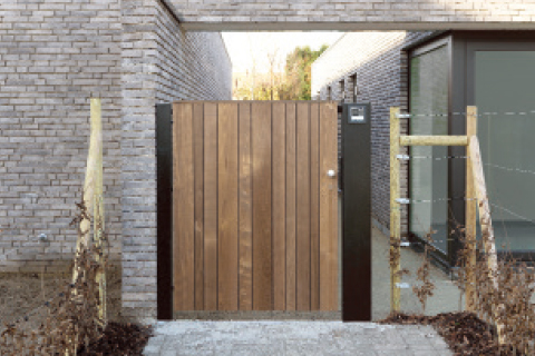 Houten tuinpoortje naast woning
