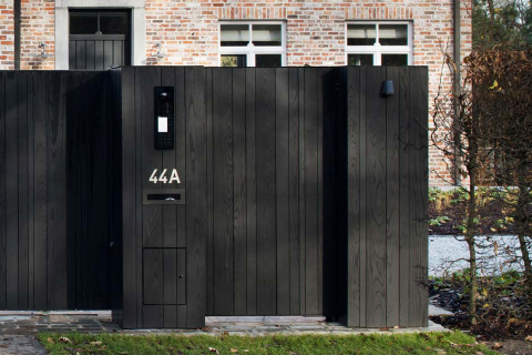 Houten tuinpoort met zwarte afwerking