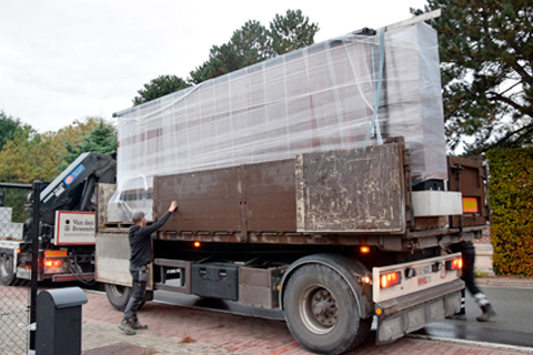 Houten poort op betonblok