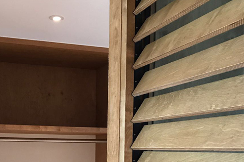 Horizontale houten shutters als roomdivider binnenshuis