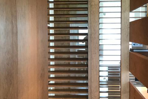 Houten roomdivider met horizontale lamellen in woonkamer