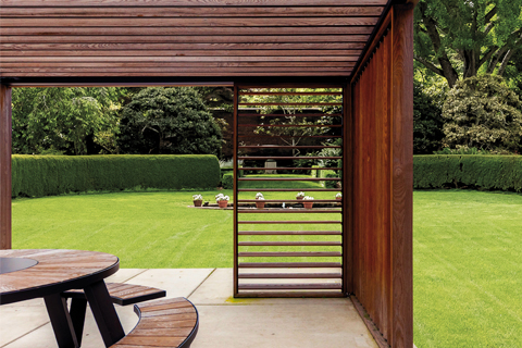 Houten shutter met beweegbare lamellen in terrasoverkapping