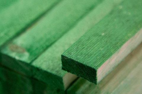 Groen gedrenkte uitlattingslatten in vurenhout Groen gedrenkte uitlattingslatten in vurenhout