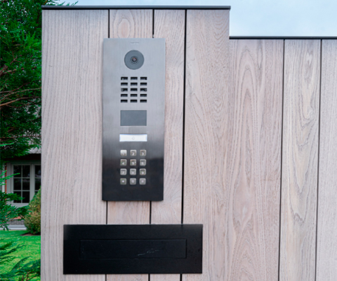 Houten poort met optionele accessoires Houten poort met optionele accessoires