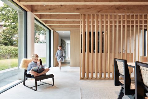 Eiken roomdivider tot aan het plafond om open keuken af te scheiden