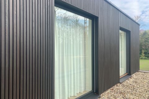 Zwarte houten gevelbekleding zwart geolied met Rubio Monocoat