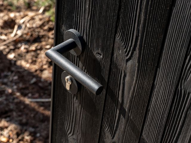 houten tuinpoortje met zwarte afwerking houten tuinpoortje met zwarte afwerking