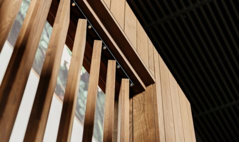 Roomdivider met stevige houten lamellen tot aan het plafond