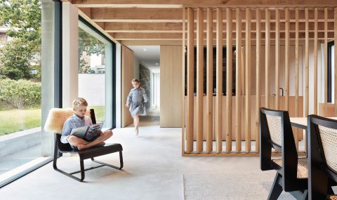 Eiken roomdivider in woonkamer