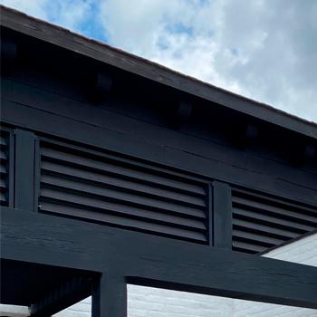 Horizontale raamshutter met zwarte afwerking in moderne woning