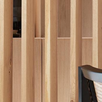 Houten roomdivider met verstelbare verticale lamellen