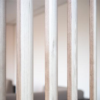 Verticale indoor raamshutters met beweegbare houten lamellen