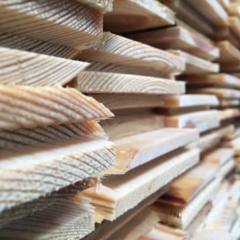 Hout met brandvertragende behandeling