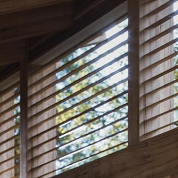 Horizontale indoor raamshutters met beweegbare houten lamellen