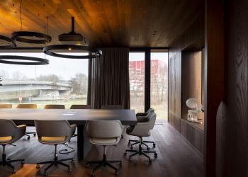 Houten vloer-, plafond- en wandbekleding kantoren Zoutman Roeselare