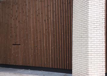 Gevelbekleding thermisch naaldhout kantoorgebouw Goes