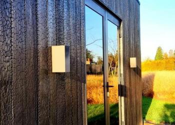Gevelbekleding houten bijgebouw in gebrand essen 