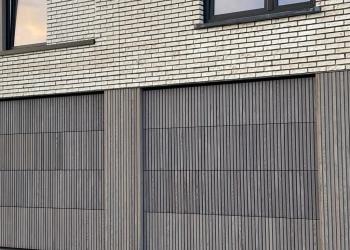 Houten gevelbekleding garagepoort woning Jabbeke