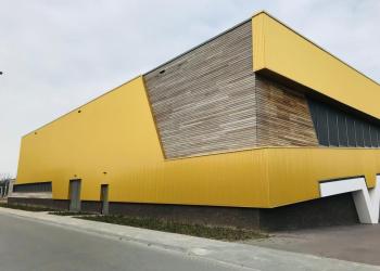 Holzfassade Sporthalle Zwolle - HOTwood Esche Doppelrhombus