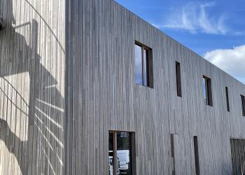 Houten gevelbekleding vakantiewoning voorvergrijsd HOTwood essen Plus line