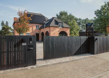 Houten schuifpoort in HOTwood essen met zwarte afwerking