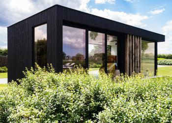 Houten bijgebouw in HOTwood naaldhout Plus line met zwarte afwerking