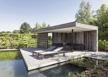 Moderne poolhouse met zwevend terras