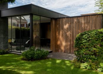 Moderne poolhouse met eiken wand en thermisch essen gevelbekleding