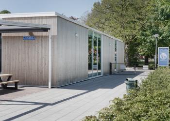 HOTwood naaldhout gevelbekleding Fine line sporthal