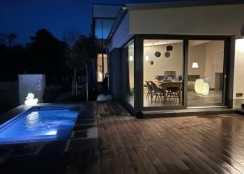 HOTwood bamboe terras naast woning en zwembad