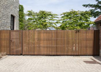 Houten afsluiting met tuinpoort in thermisch essen Fine line QC maatwerk