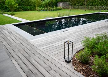 Houten terras in thermisch essen rond zwembad