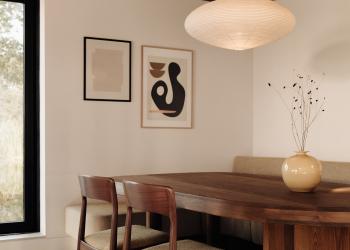 Warme uitstraling van houten plafond contrasteert mooi met zwarte ramen