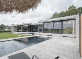 Mooi vergrijsd houten terras rondom zwembad in HOTwood essen Open line