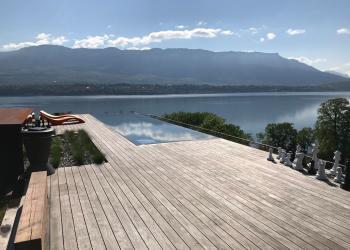 Rooftopterras in Kebony met zicht op Lac du Bourget