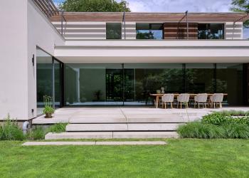 Houten zonneluifel als zonwering bij moderne villa 