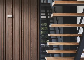 Wand afgewerkt met HOTwood essen Open line QC, geolied in trendkleur Bison Brown