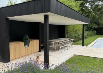 Overkapping buitenkeuken in zwart hout