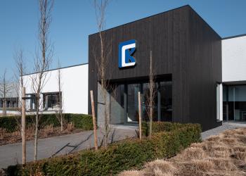 Zwart-wit gerestylede voorgevel bedrijfspand