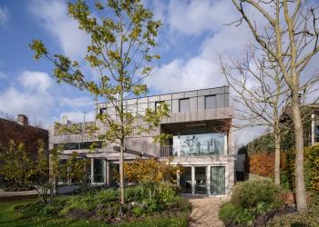 Moderne dijkvilla met voorvergrijsde gevelbekleding in HOTwood essen