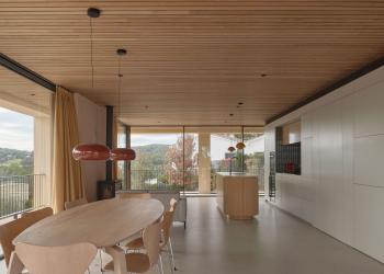 Houten plafond in thermisch Clear Pine Open line QC met blinde bevestiging