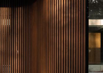 Gebogen gevel bekleed met houten Cubusprofiel in Ipé kleur