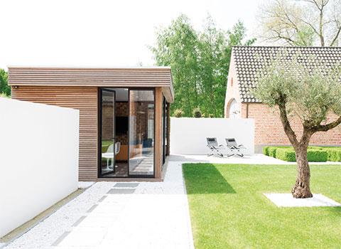 Modern houten bijgebouw op maat