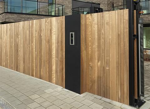Houten schuifpoort met aluminium kader