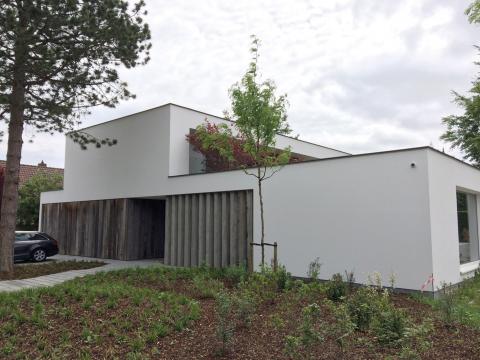 Moderne witte villa met barnwood gevelbekleding