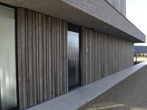 Houten gevelbekleding huisartsenpraktijk Meulebeke