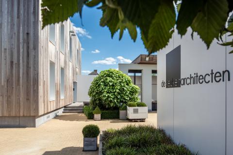 Houten gevelbekleding showroom De Keukenarchitecten, Denderleeuw